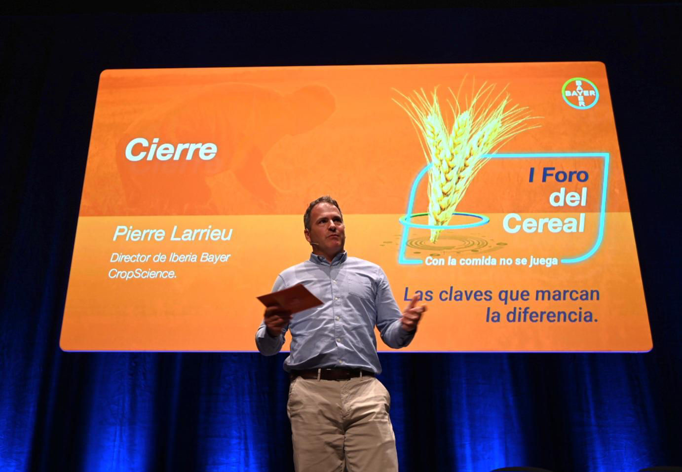 Intervención de cierre del I Foro del Cereal de Bayer ante la pantalla del evento.